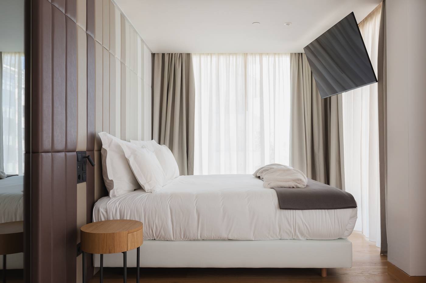 Lumen-Hotel-and-The-Lisbon-Light-Show-Room-15