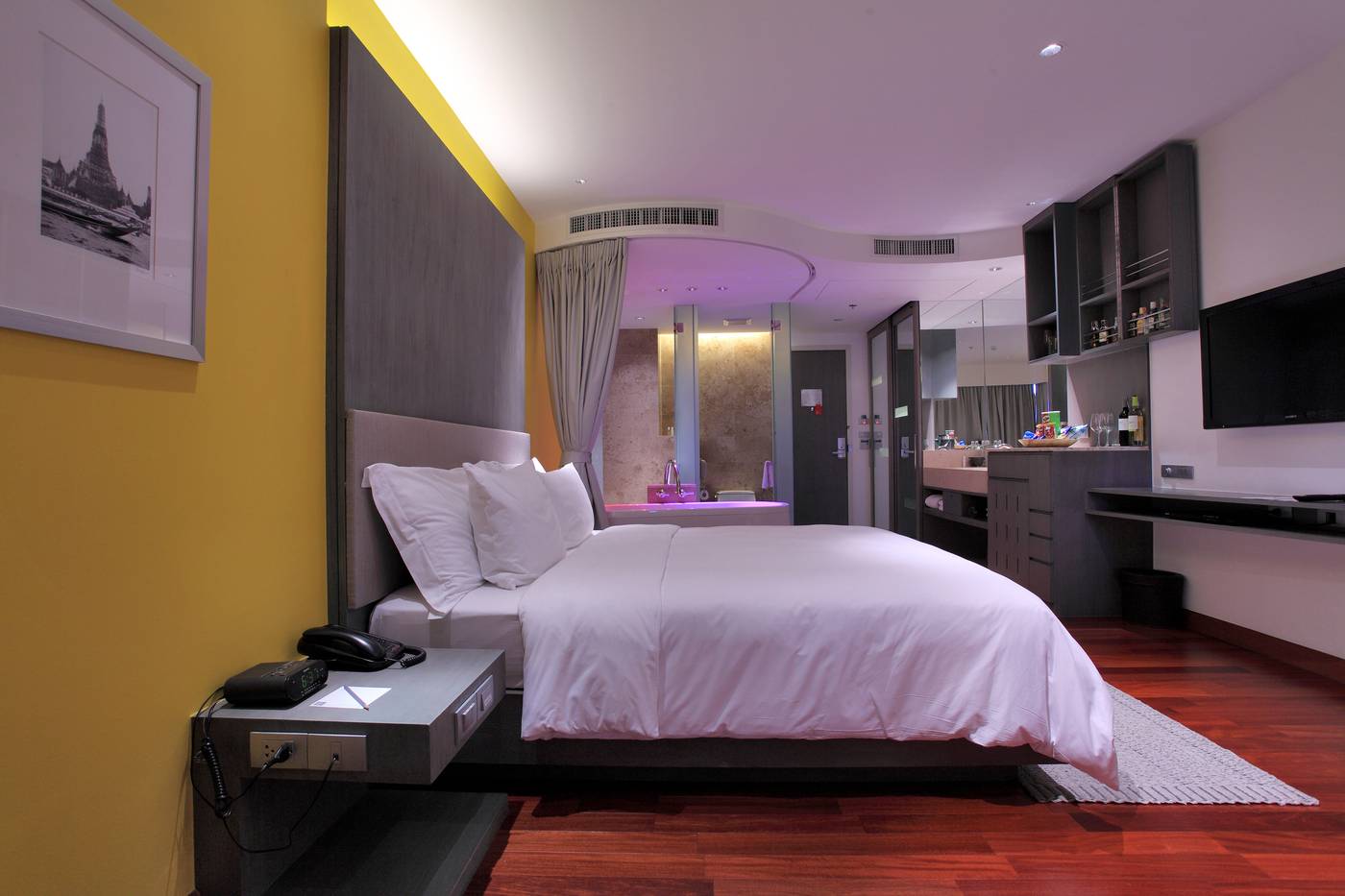 Lit-Bangkok-Hotel-Room-9