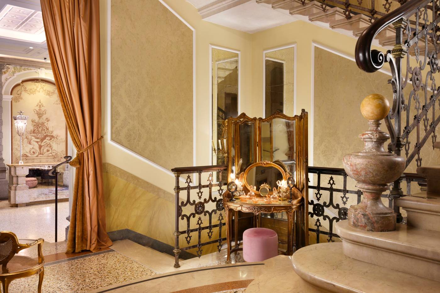 Chateau-Monfort-Lobby-6