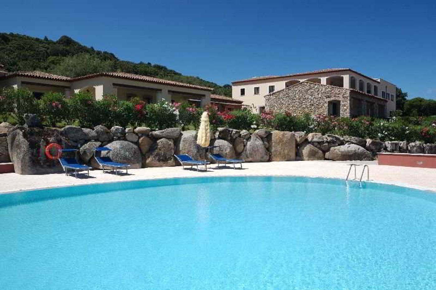 Hotel-Relais-Valkarana-Pool-2