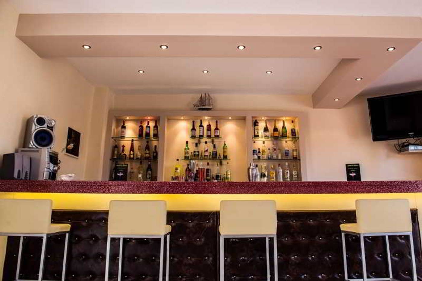 Penelope-Bar-32