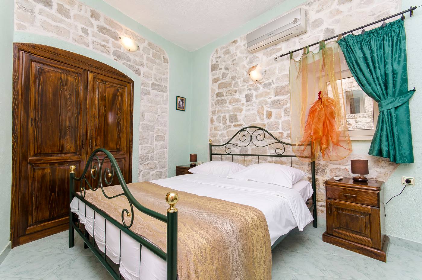 Palace-Derossi-Room-15