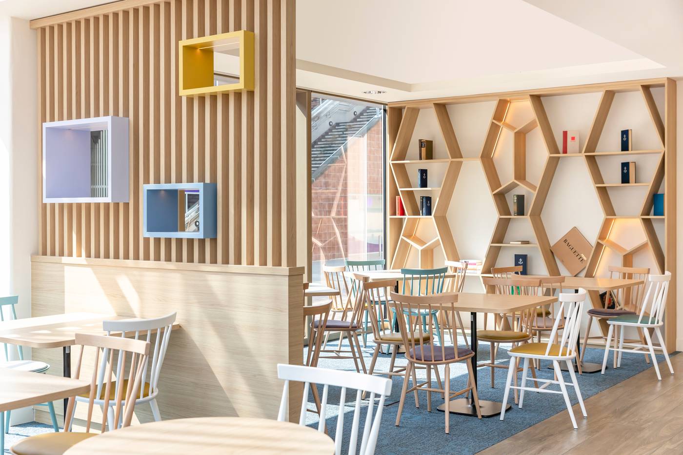 Hampton-by-Hilton-Amsterdam---Arena-Boulevard-Lobby-17