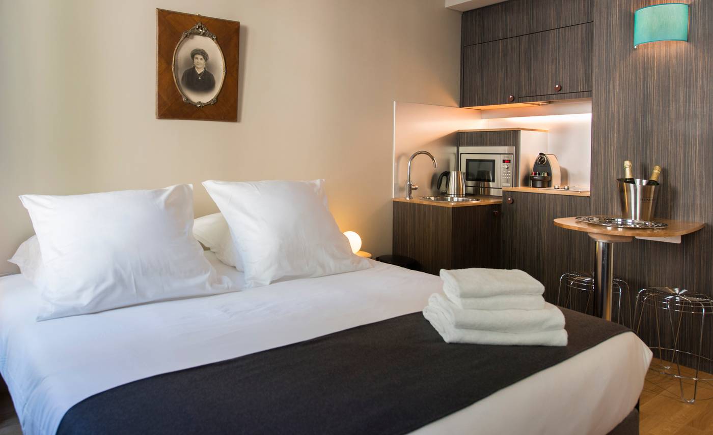 Suites-and-Hotel-Helzear-Champs-Elysees-Room-12