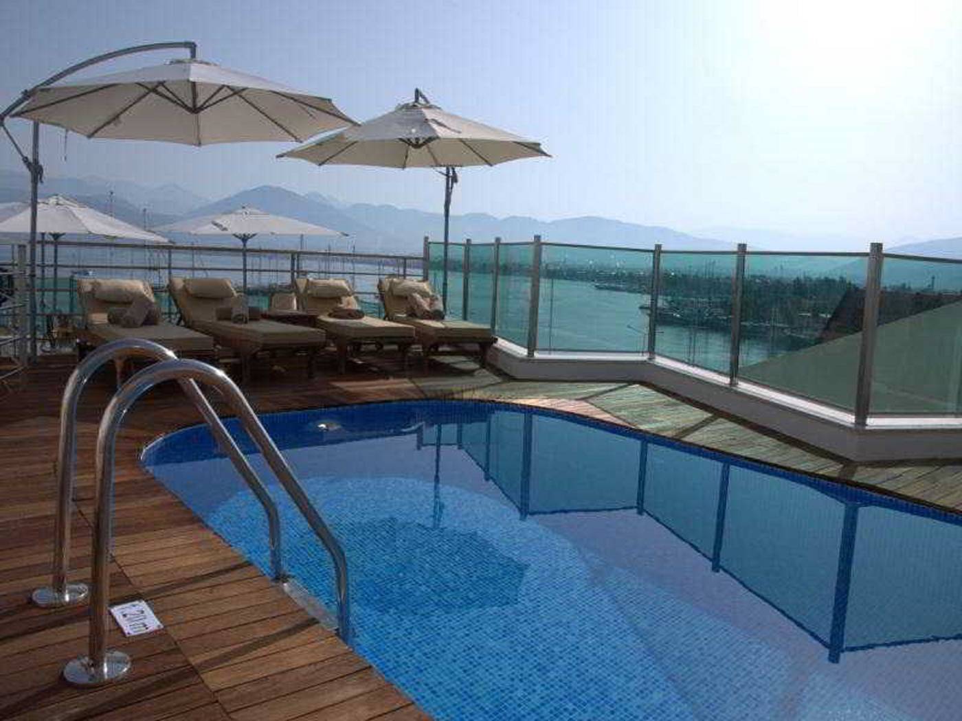Alesta-Yacht-Hotel-Pool-2