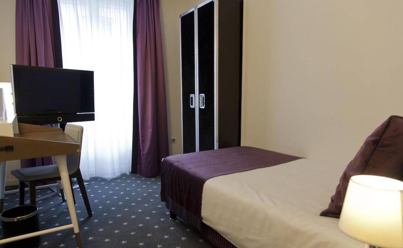 Hotel-du-Triangle-dOr-Room-4