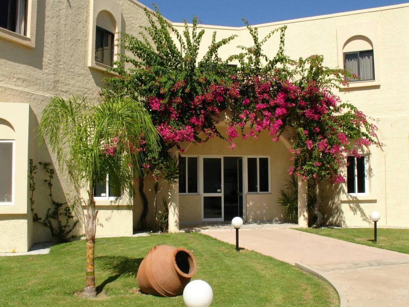 Summerland-Hotel-and-Bungalows-General-view-10