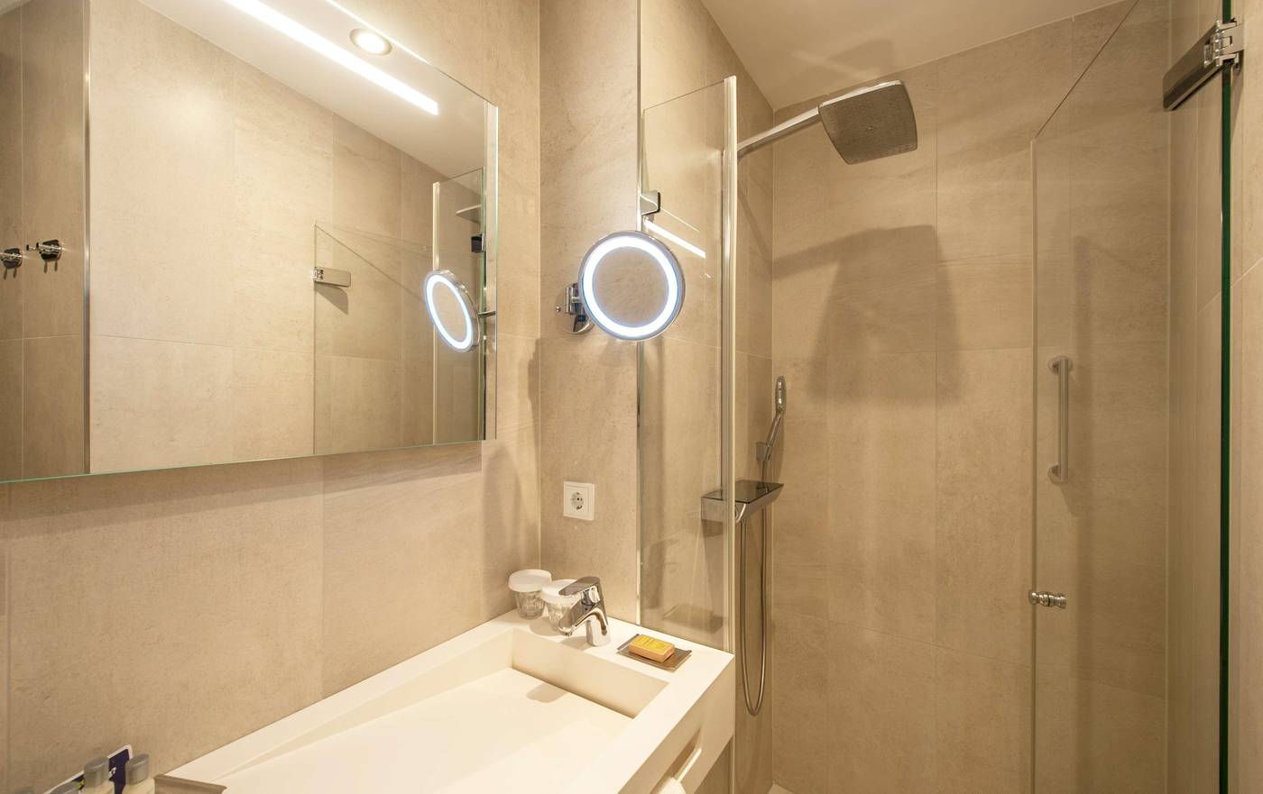 DoubleTree-by-Hilton-NDSM-Wharf-Room-66