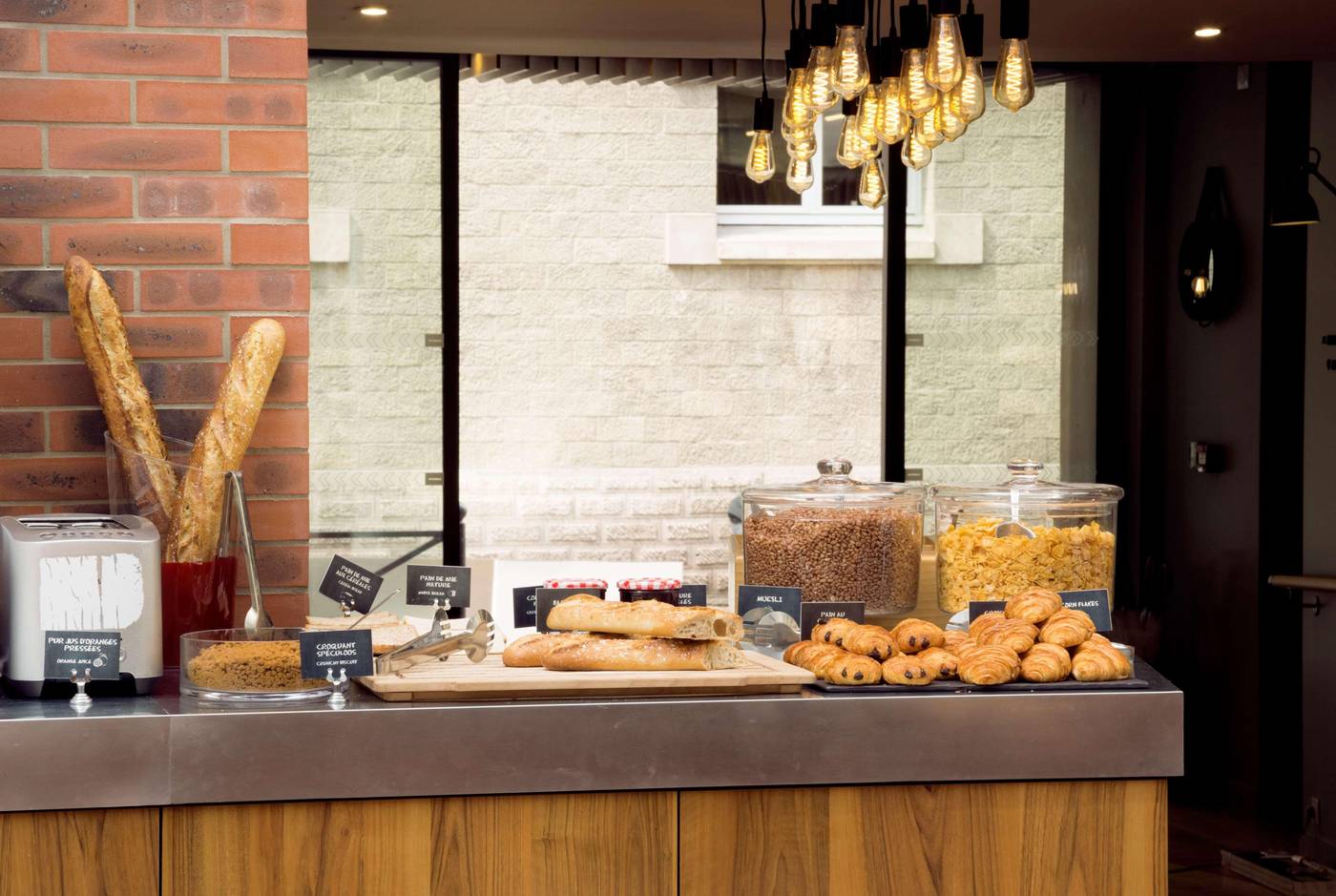 Hotel-Izzy-Restaurant-35