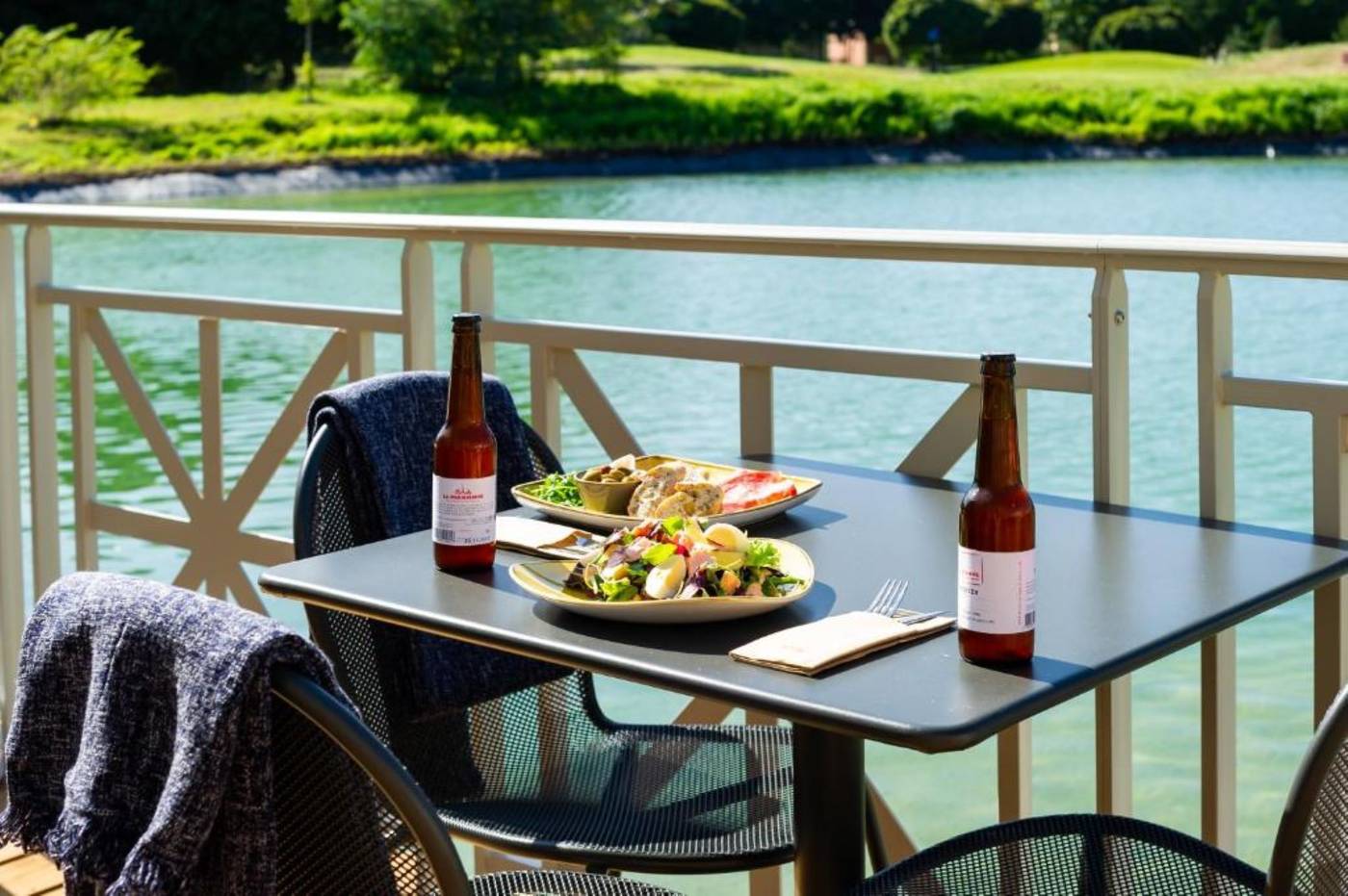 Staycity-Aparthotels-near-Disneyland---Paris-Bar-61