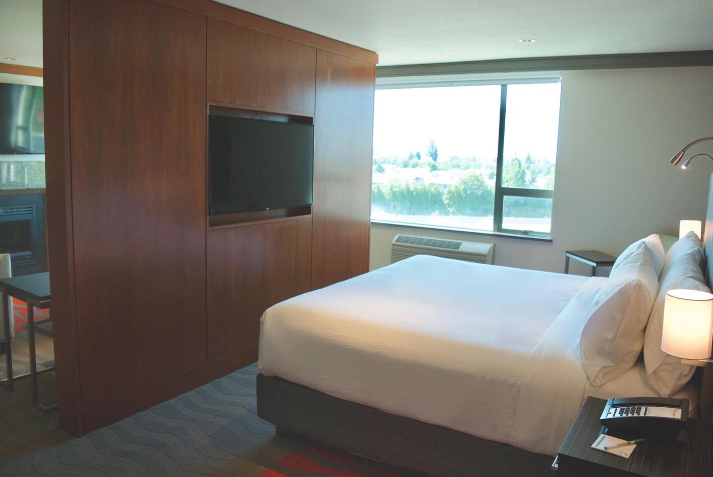 Holiday-Inn-Vancouver-Airport-Room-18
