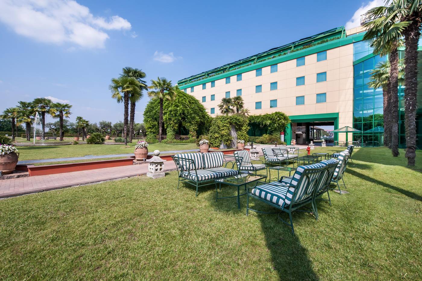 Royal-Garden-Hotel-Terrace-11