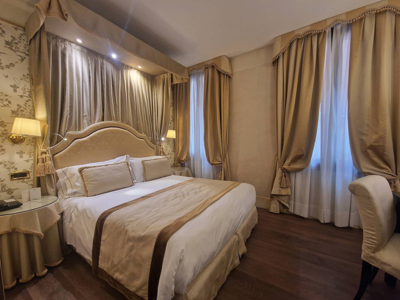 A-La-Commedia-Room-28