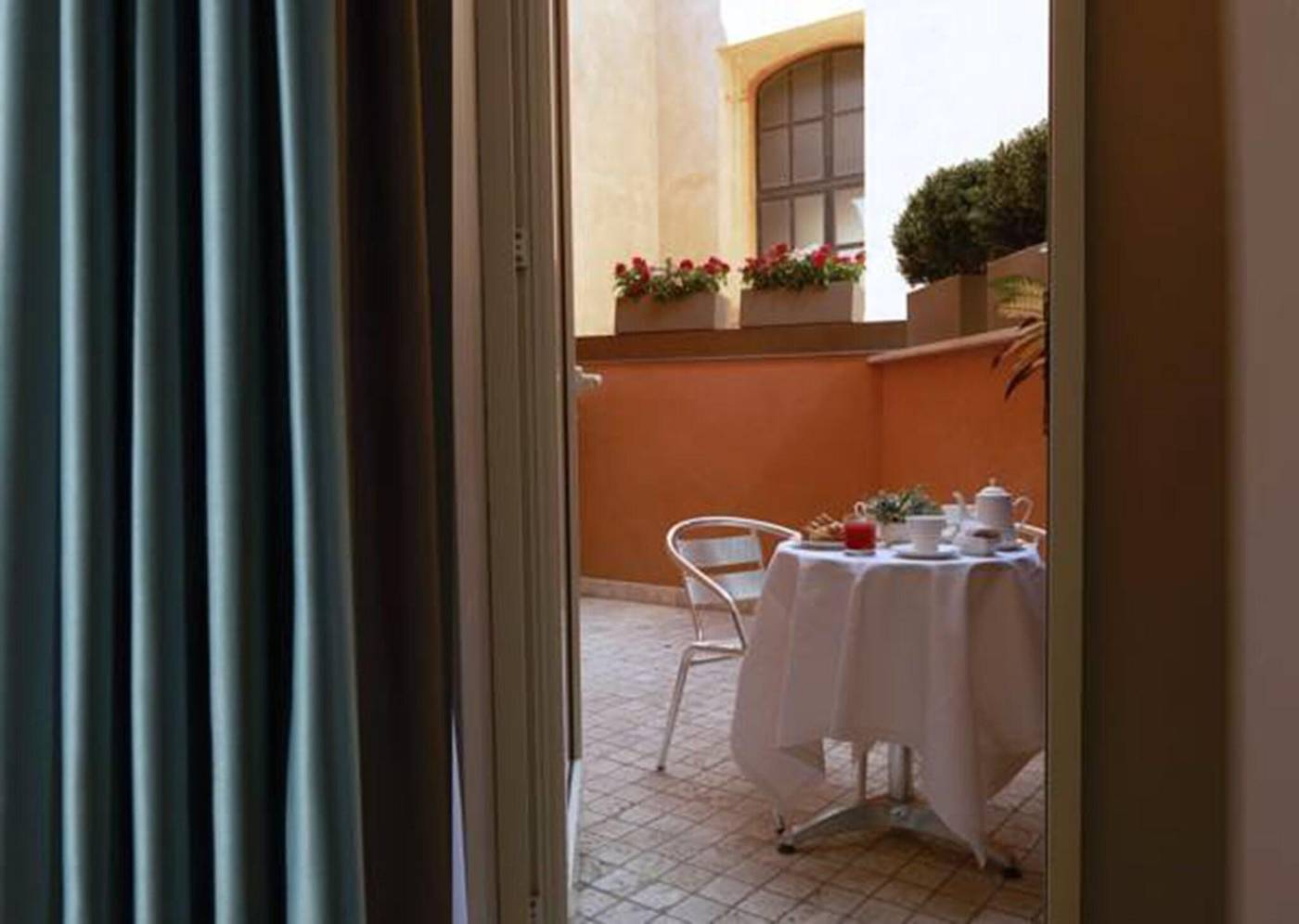 Harry-s-Bar-Trevi-Hotel---Restaurant-Room-19