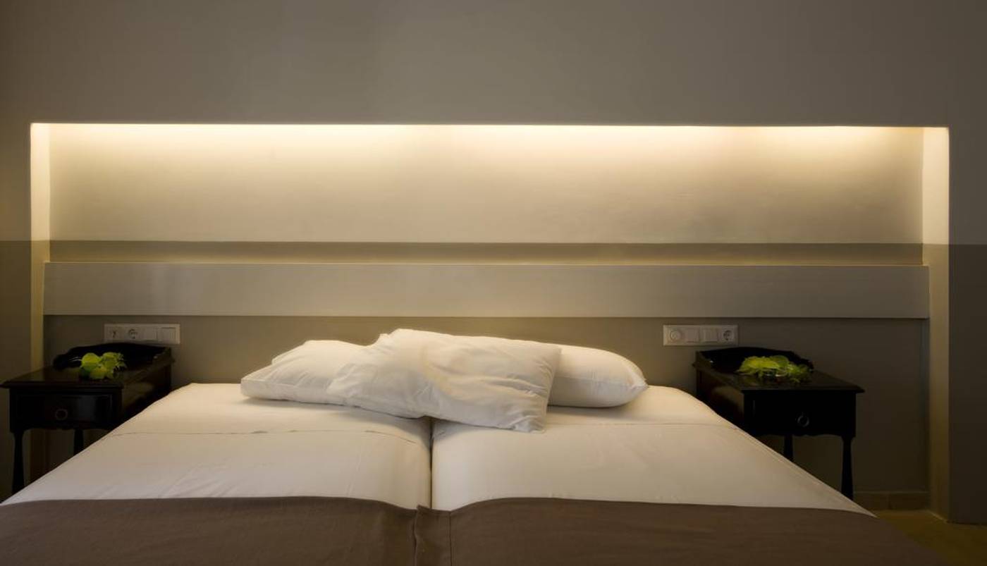 Kamari-Beach-Room-36