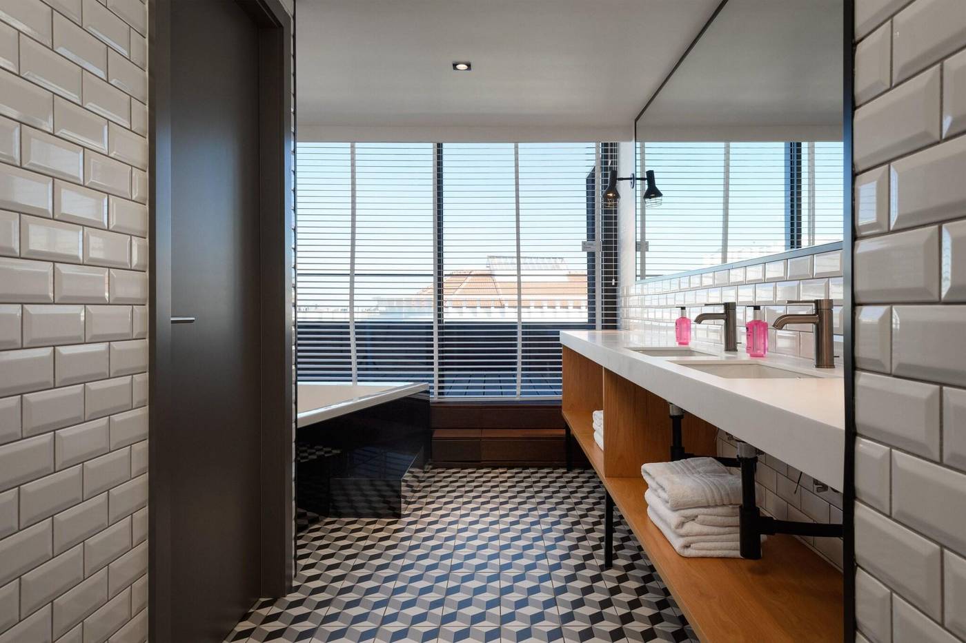 Moxy-Lisbon-City-Room-43
