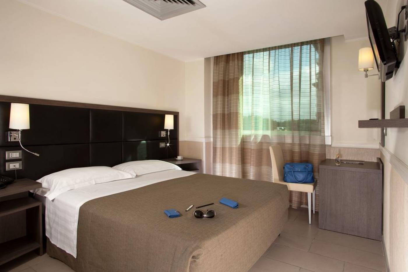 Artis-Hotel-Room-4