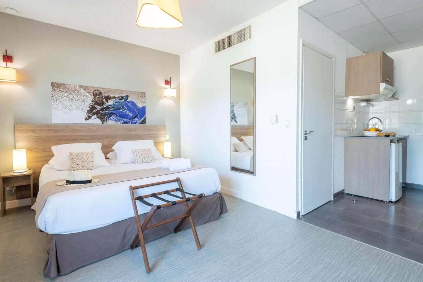 Comfort-Suites-Cannes-Mandelieu-Room-28