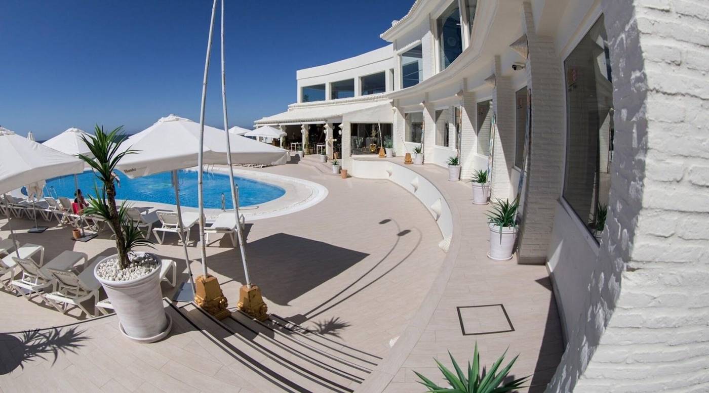 Onhotels-Ocean-Front-Pool-1