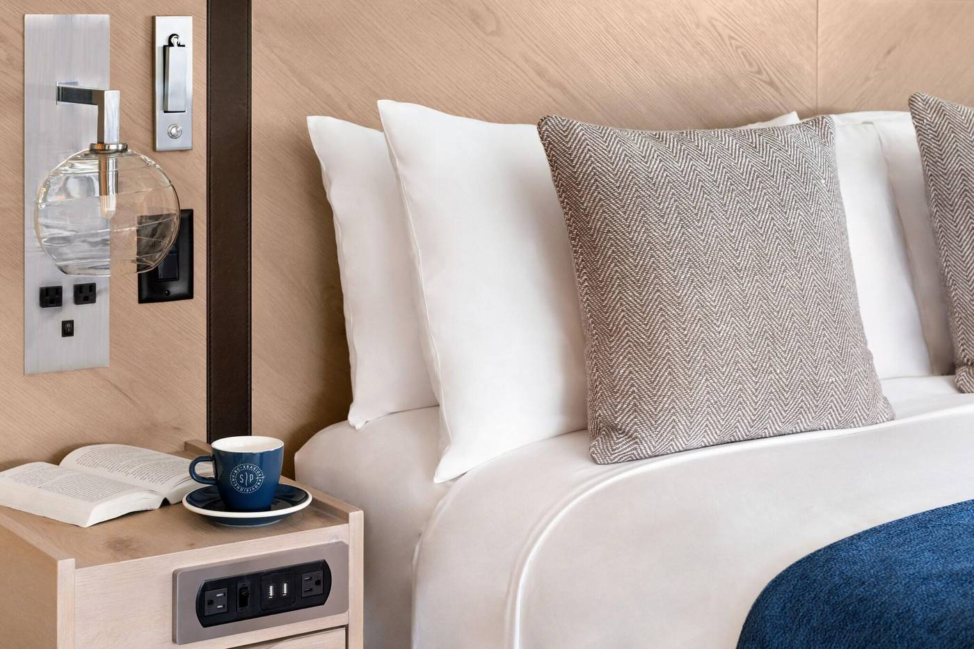 Seaside-Hotel-North-Vancouver-Room-8