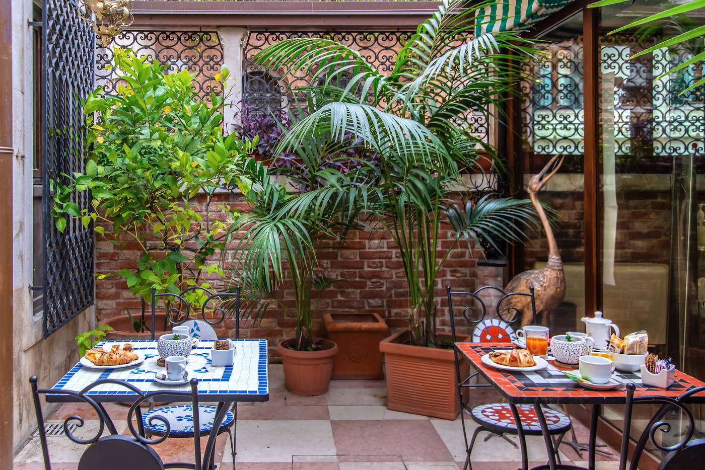 La-Fenice-et-des-Artistes-Bar-73