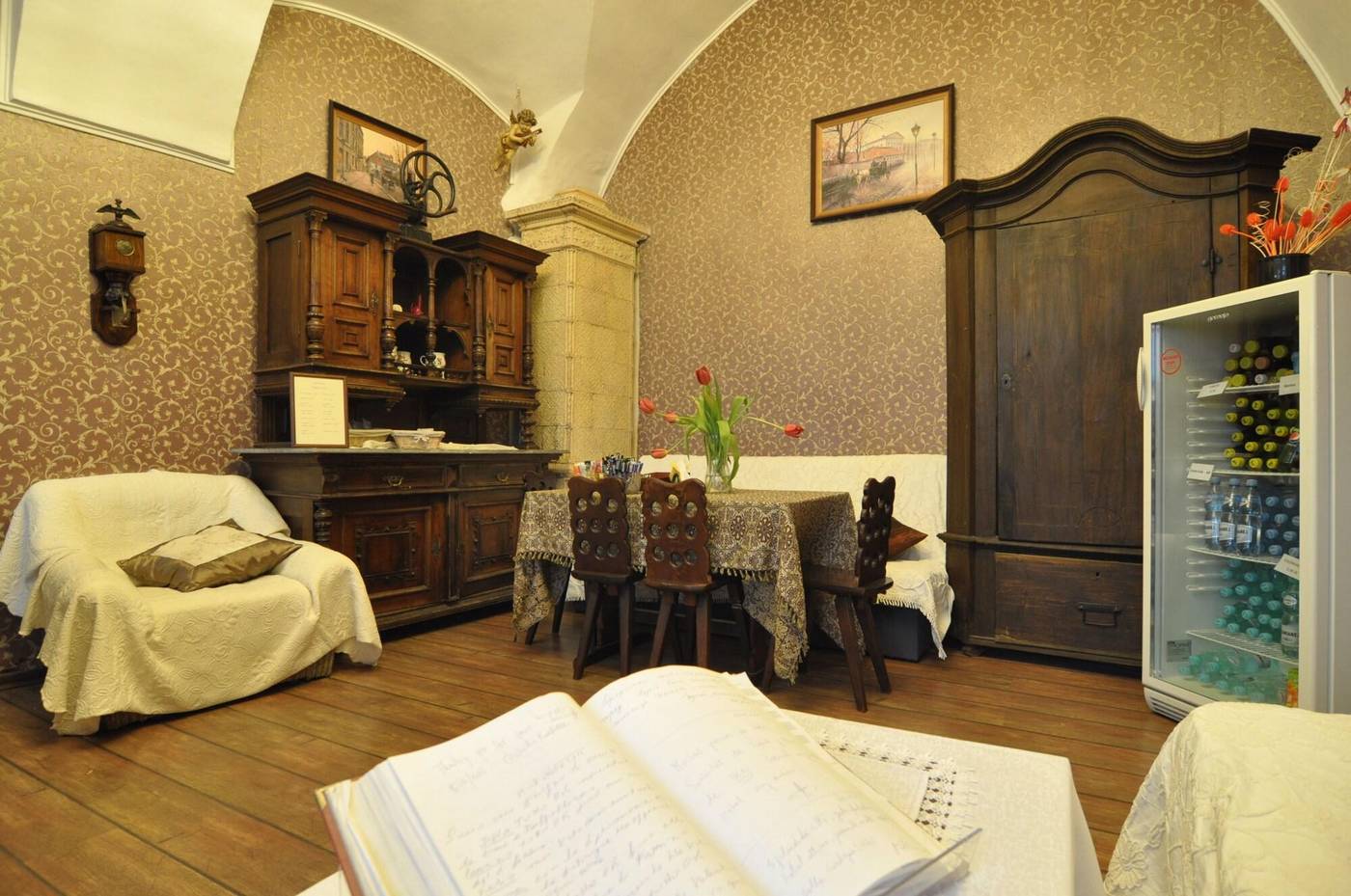 Unikat-Guest-Rooms-Lobby-9