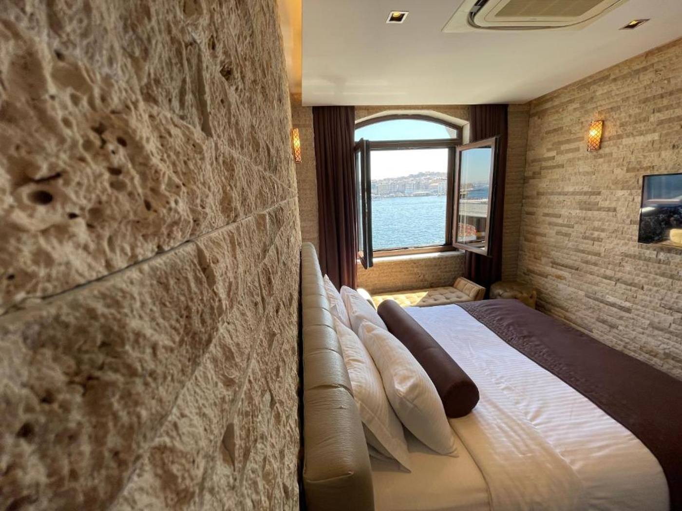 Weingart-Port-Seaside-Hotel-Room-4