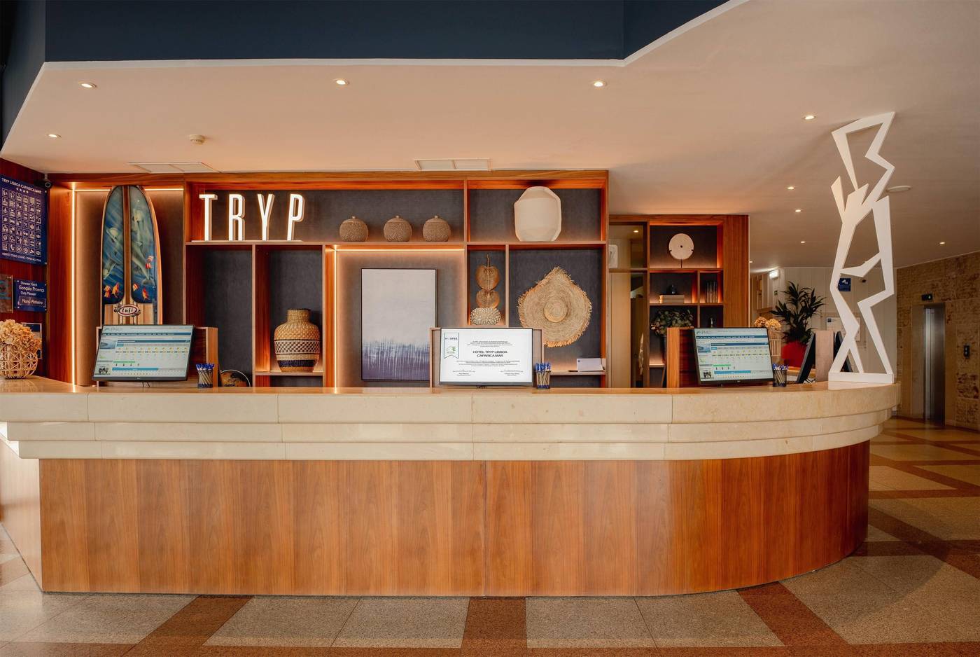 Tryp-Lisboa-Caparica-Mar-Hotel-Lobby-10