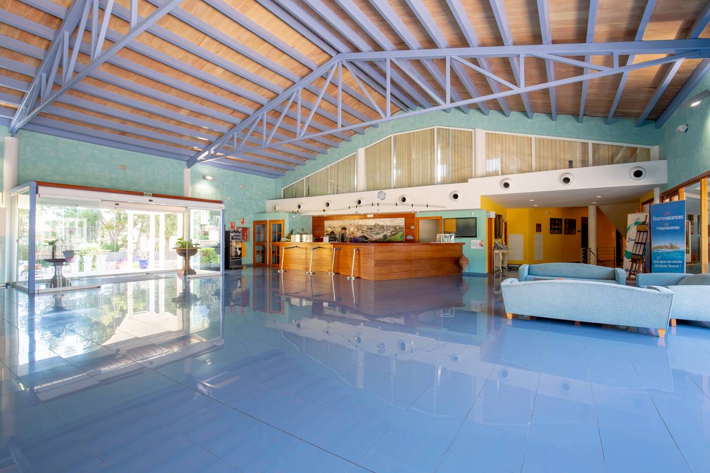 Vacances-Menorca-Resort-Lobby-54
