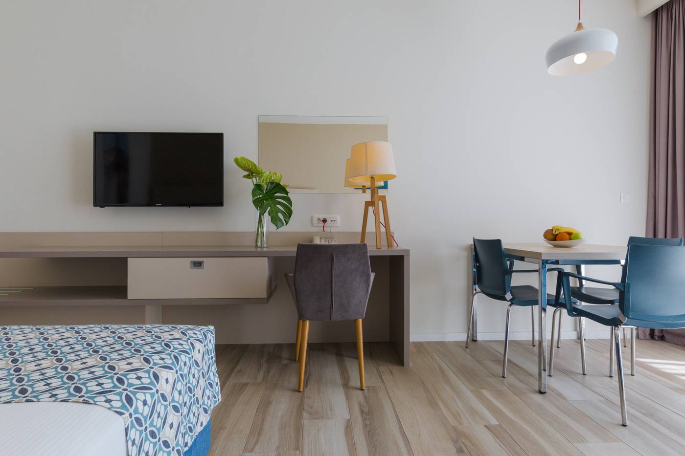 Romana-Beach-Apartments-Room-26