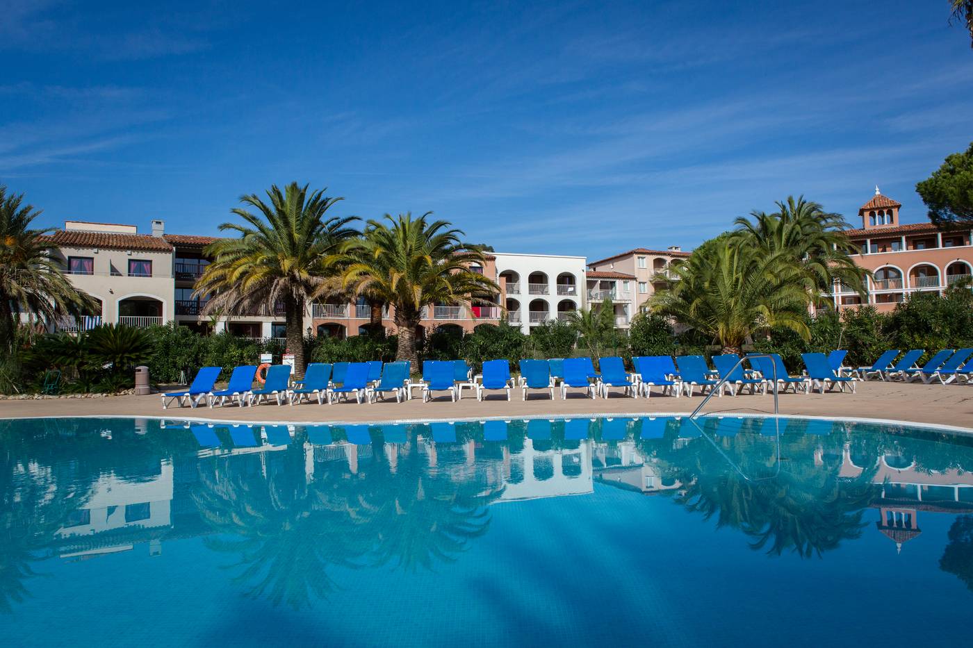 SOWELL-HOTELS-Saint-Tropez-Pool-1