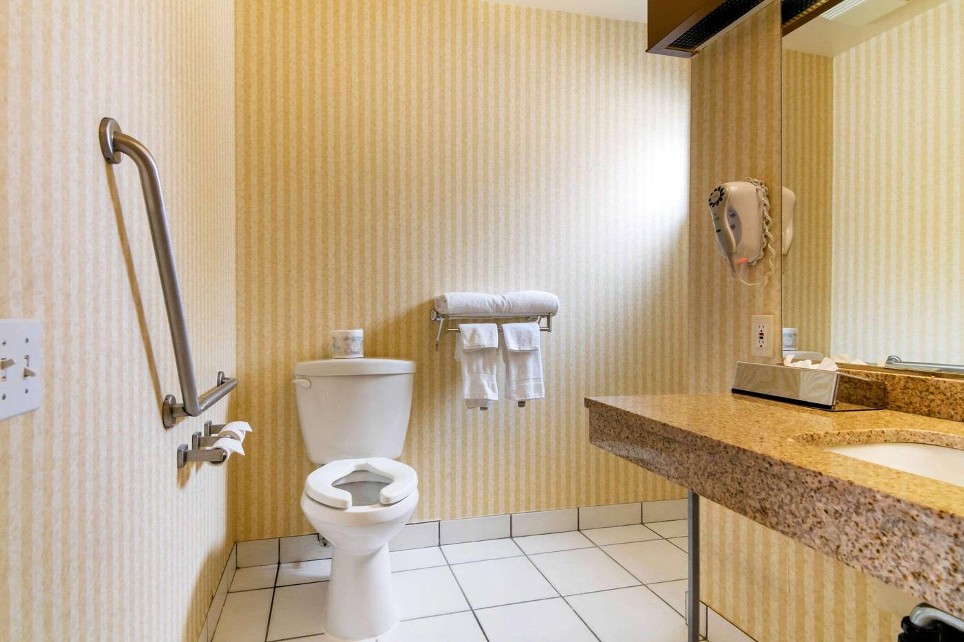 Econo-Lodge-Inn---Suites-N--Vancouver-Room-32