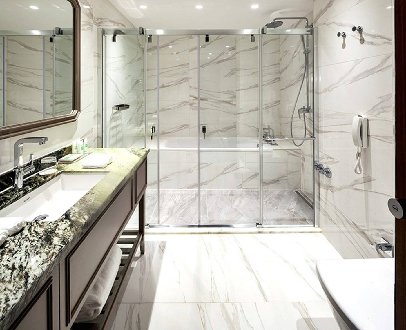 Titanic-Chaussee-Berlin-General-view-44