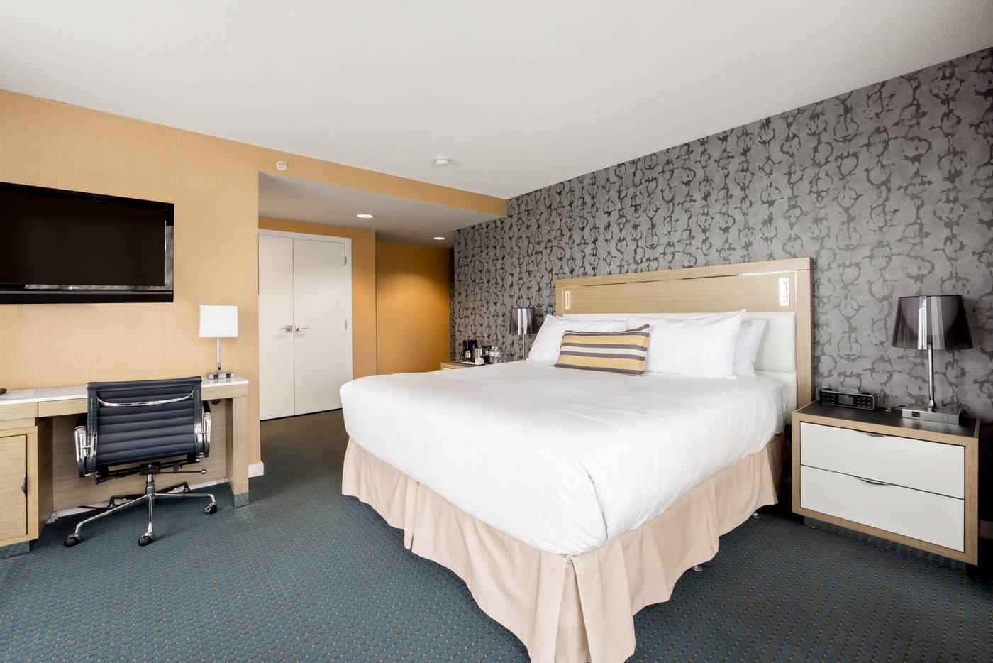 Executive-Plaza-Hotel-Conference-Centre-Coquitlam-BC-Room-19