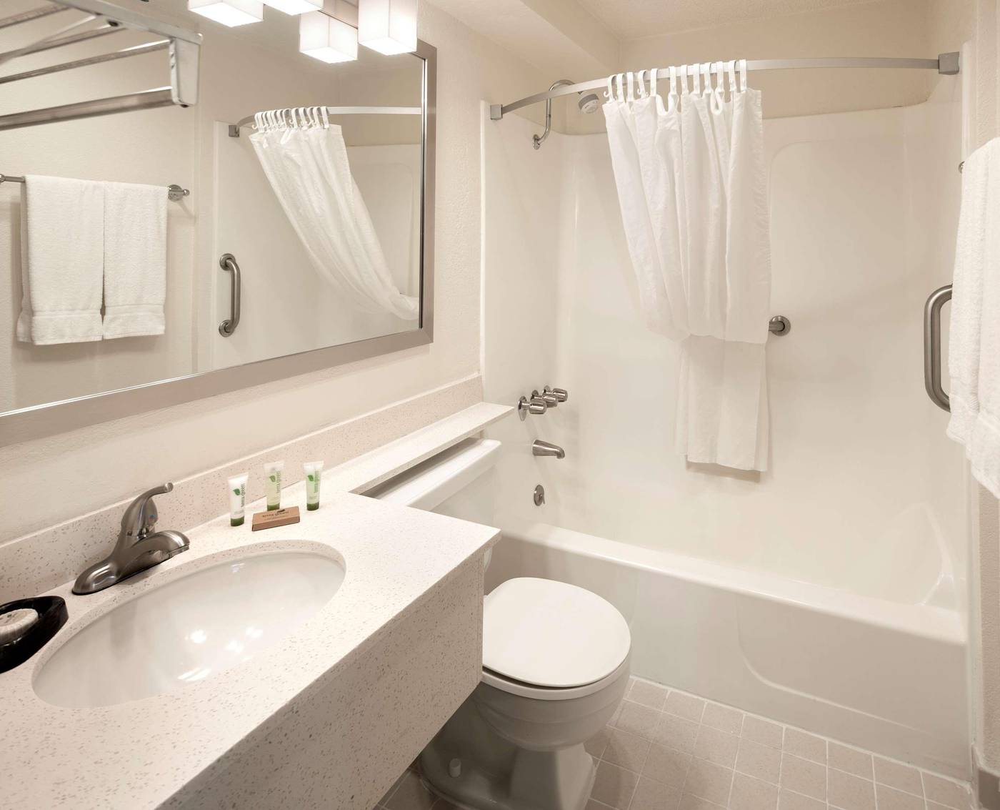 Golden-Sails-Hotel-Long-Beach-Room-10