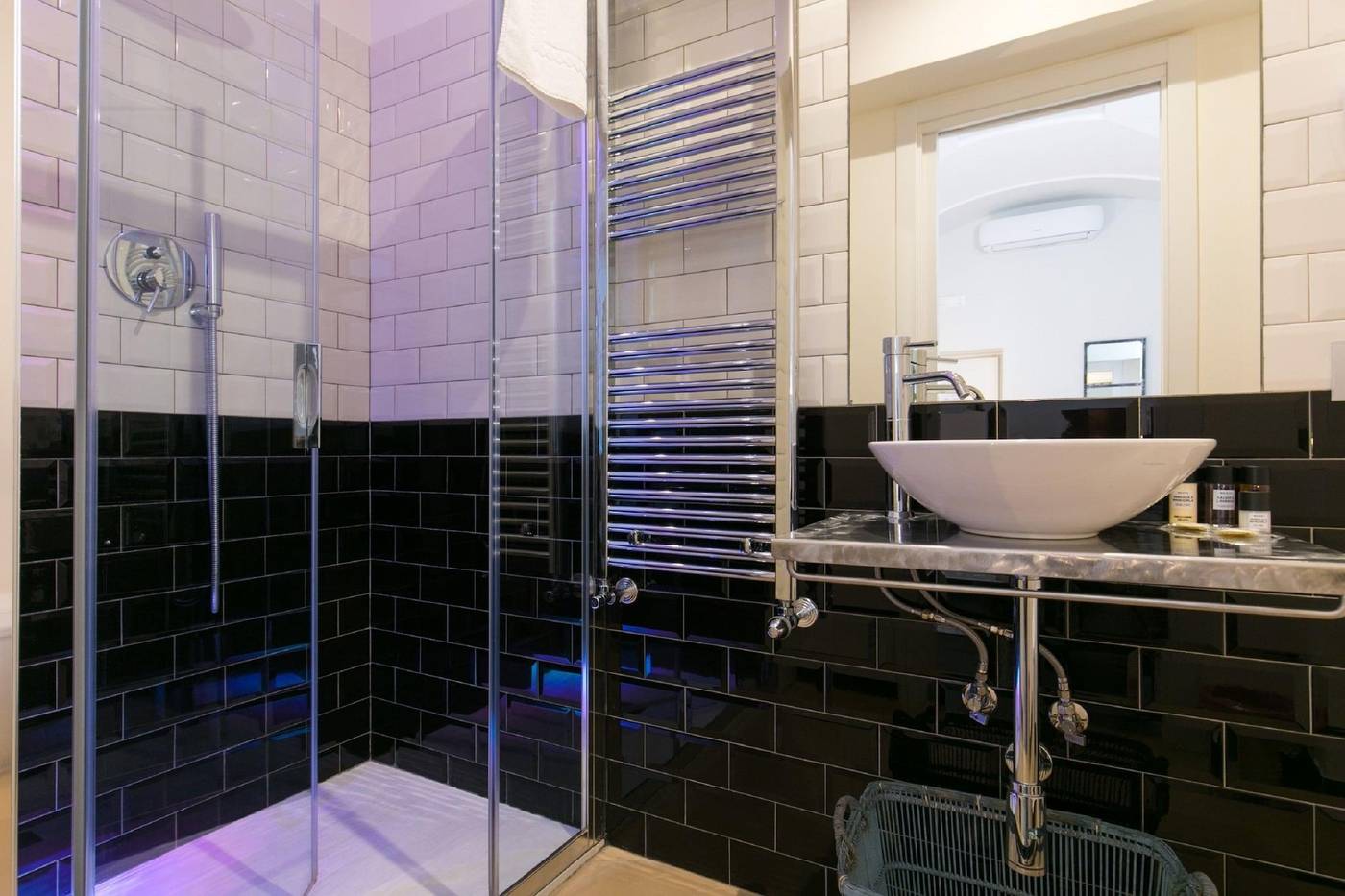 Trevi-Contemporary-Suite-Room-28