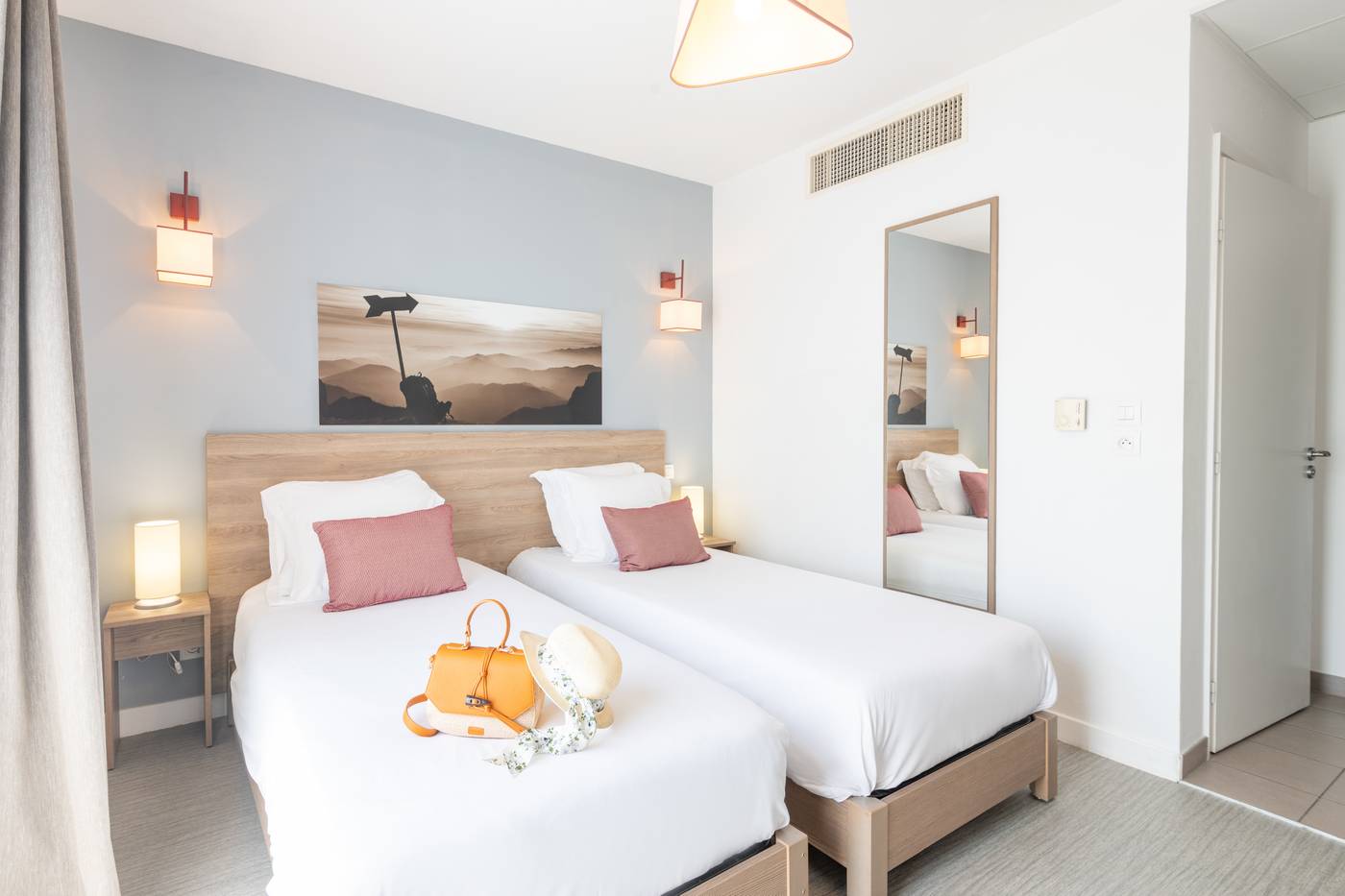 Comfort-Suites-Cannes-Mandelieu-Room-25