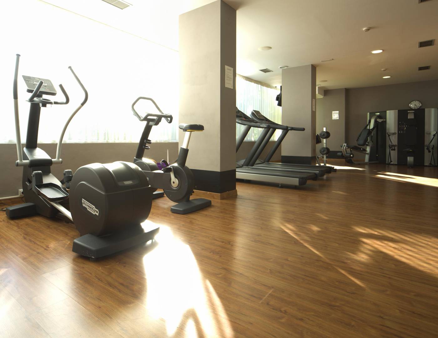 Coral-Suites---Spa---Adults-Only-Sports-and-Entertainment-77