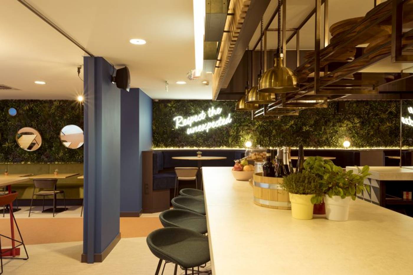 B-B-Hotel-Brussels-Centre-Louise-Bar-12