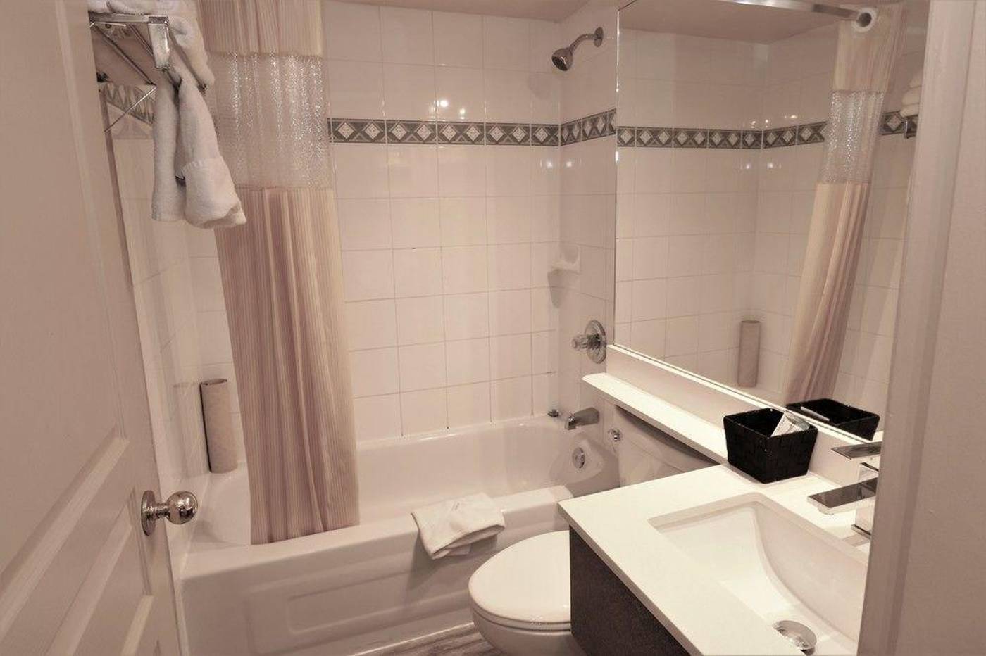 Divya-Sutra-Suites-on-Robson-Downtown-General-view-36