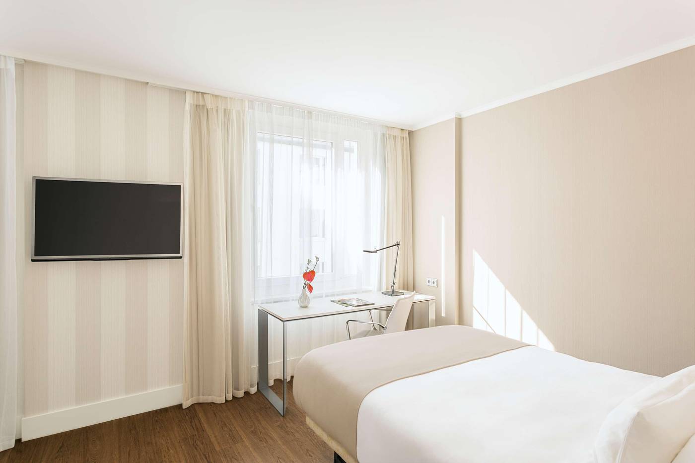 NH-Collection-Berlin-Mitte-am-Checkpoint-Charlie-Room-41