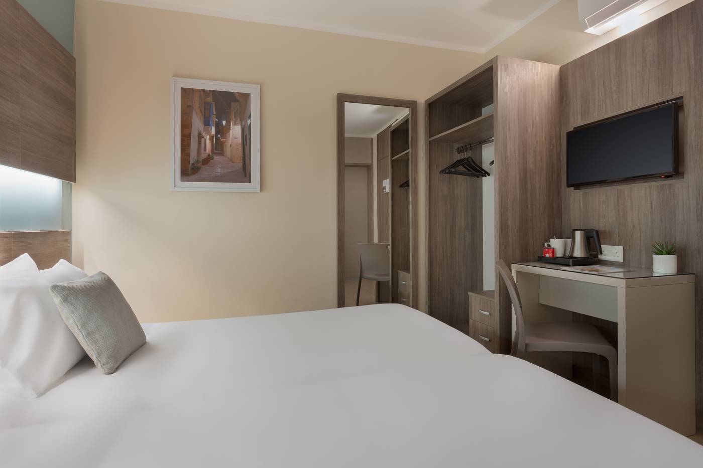 Hotel-115-The-Strand-Hotel-and-Suites-Room-14
