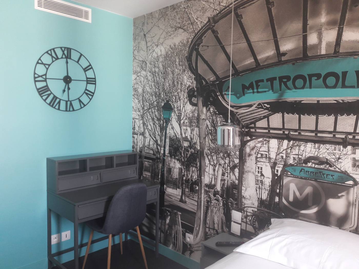 Le-Glam-s-Hotel-Room-7