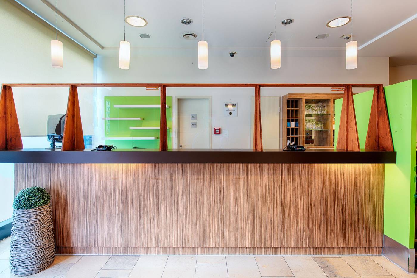 B-B-Hotel-Berlin-City-Ost-Lobby-16