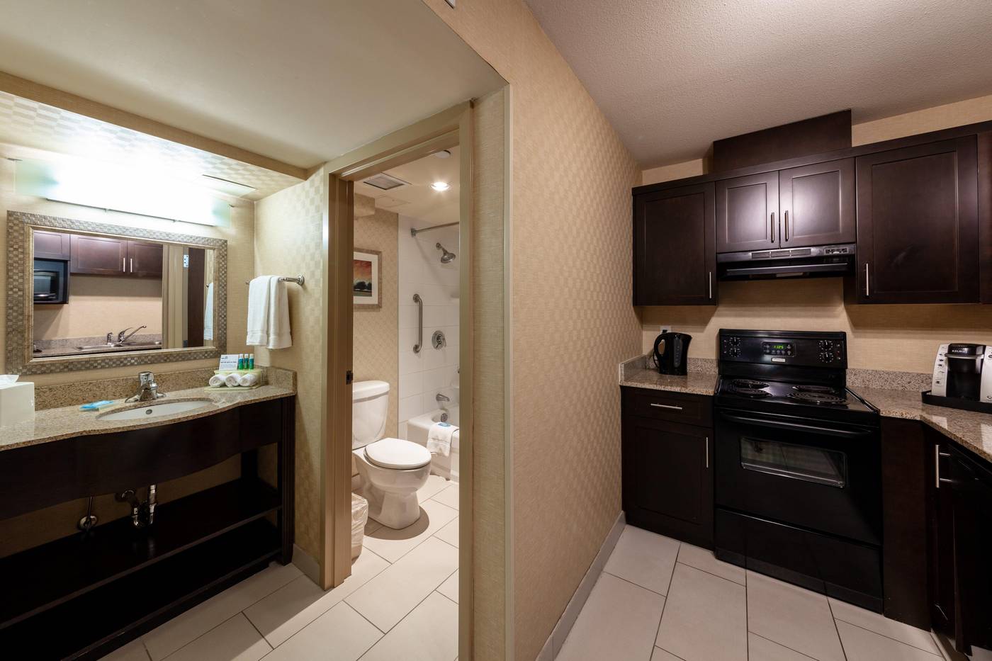 Holiday-Inn-Express---Suites-Riverport-Room-37
