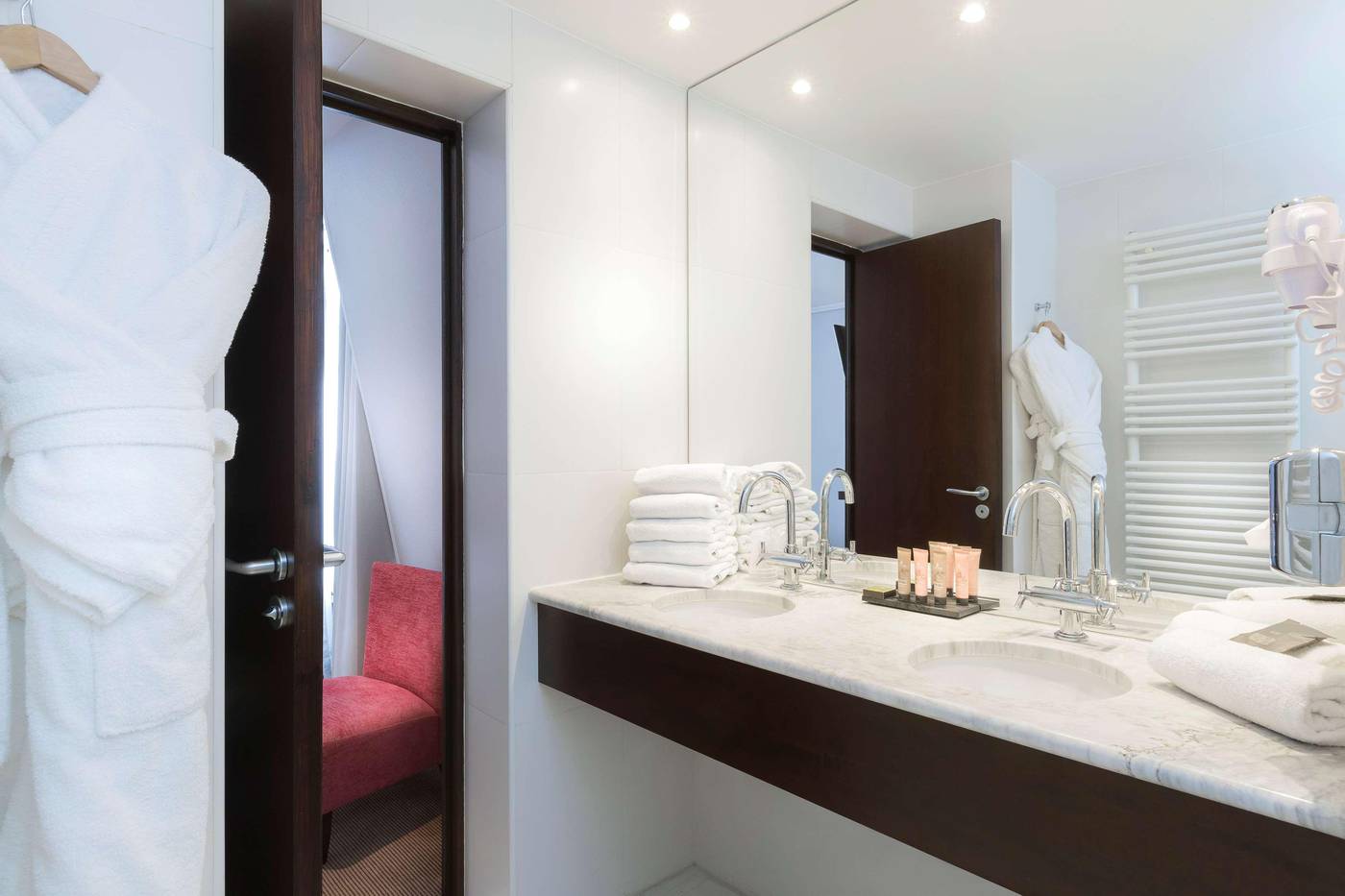 Montfleuri-Arc-de-Triomphe-Room-38