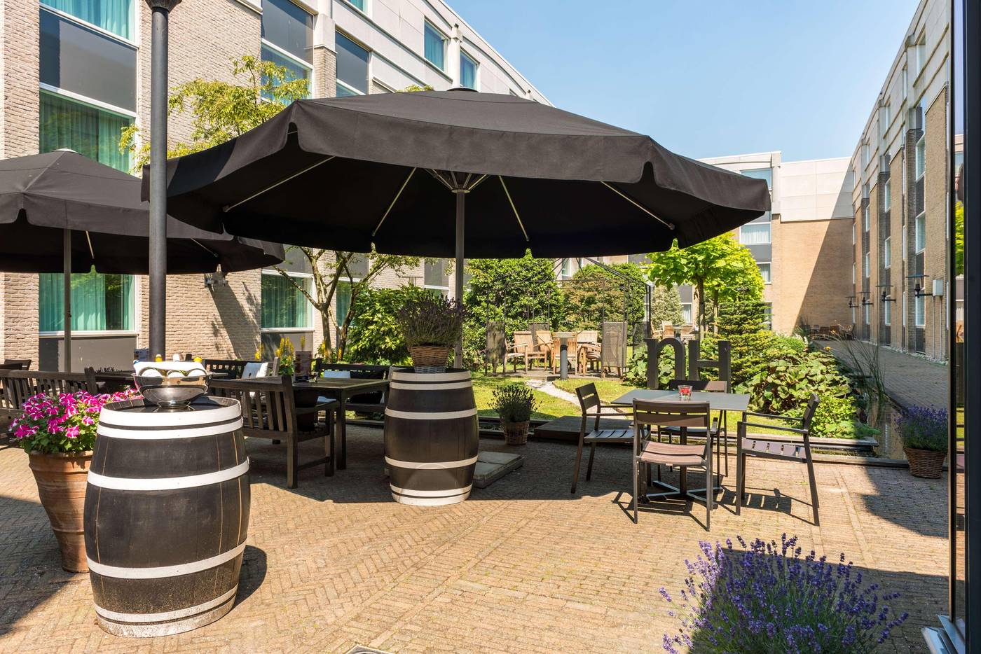 NH-Amsterdam-Schiphol-Airport-Terrace-45