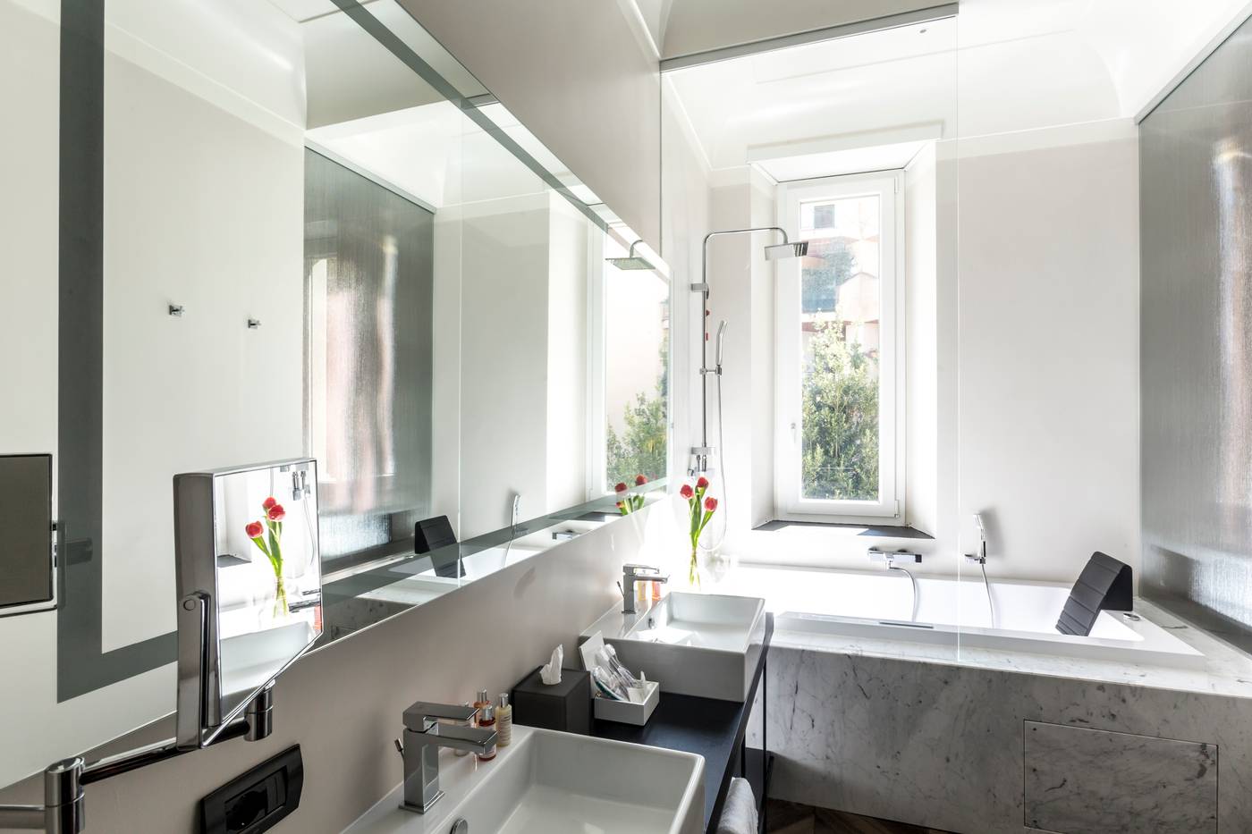 The-H-All-Tailor-Suite-Roma-Room-34