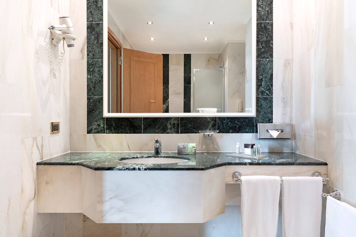 Royal-Garden-Hotel-Room-34