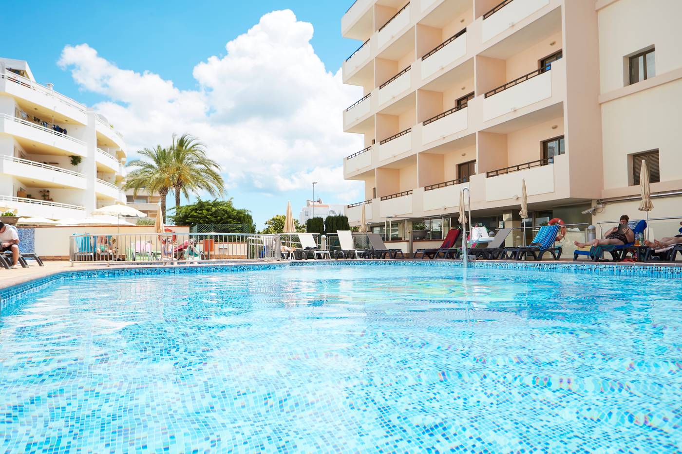 Invisa-Hotel-La-Cala-Pool-2